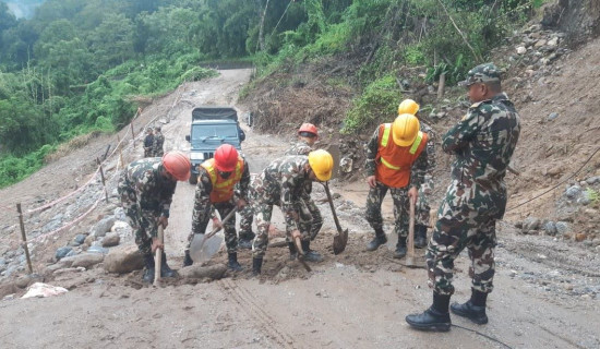 मेची राजमार्ग सञ्चालन गर्न सडक मर्मतमा नेपाली सेना