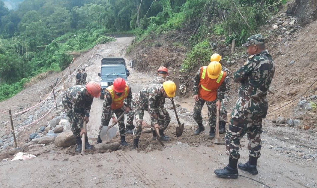 मेची राजमार्ग सञ्चालन गर्न सडक मर्मतमा नेपाली सेना