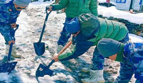 उत्तरी गोरखाको साम्दोमा हिउँ पन्छाउँदै सशस्त्र प्रहरी