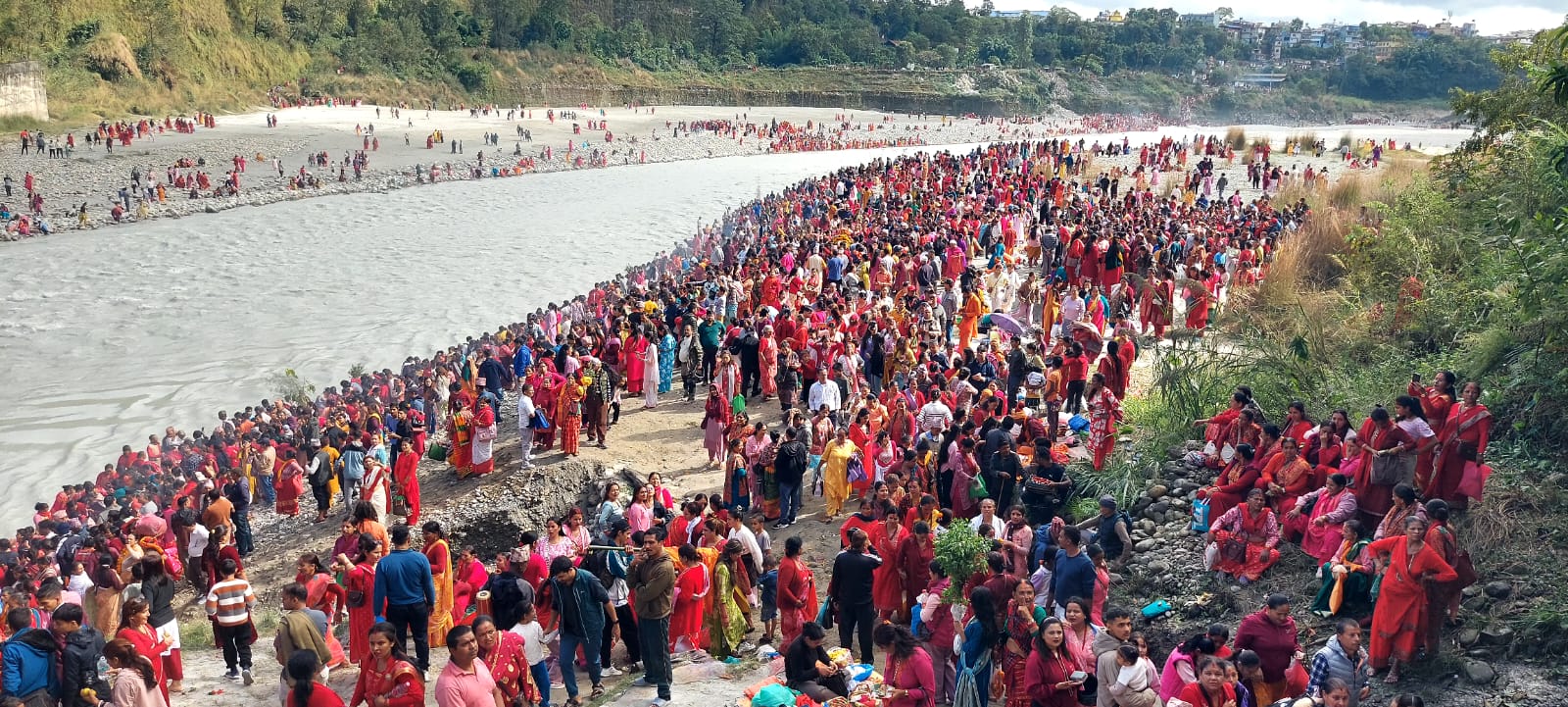 सेती नदीमा भक्तजनको भीड