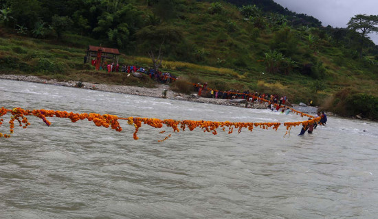 तोरण तार्दै भक्तजन