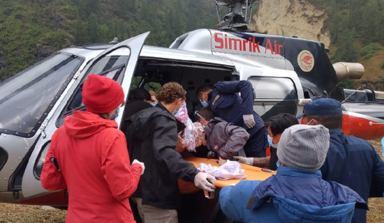 मनास्लु क्षेत्रमा घाइते पर्यटकको तीन दिनपछि हेलिकोप्टरबाट उद्धार