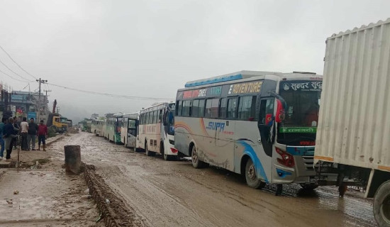 दाउन्ने सडक : पाँचवटा गाडी फस्दा सयौँ गाडी जाममा