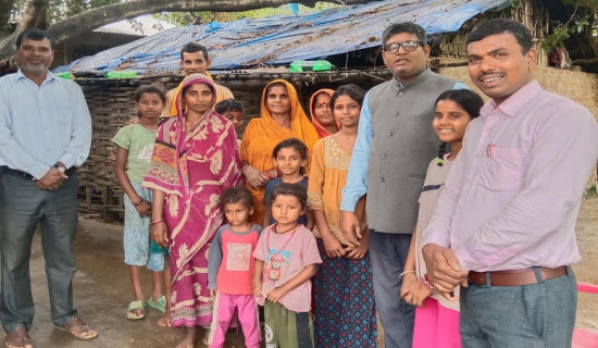 नियमित विद्यार्थी पठाउन भन्दै डुम समुदायको दैलोमा प्रधानाध्यापक