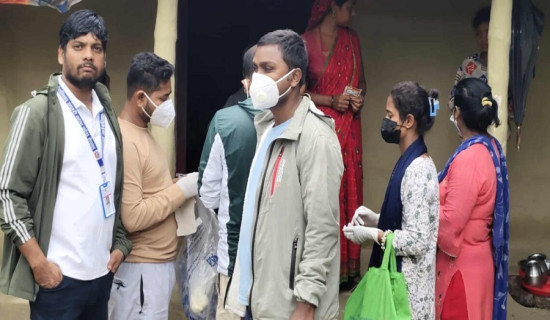 झाडापखाला प्रभावित क्षेत्रमा स्वास्थ्यकर्मी, नमुना सङ्कलन गरिँदै
