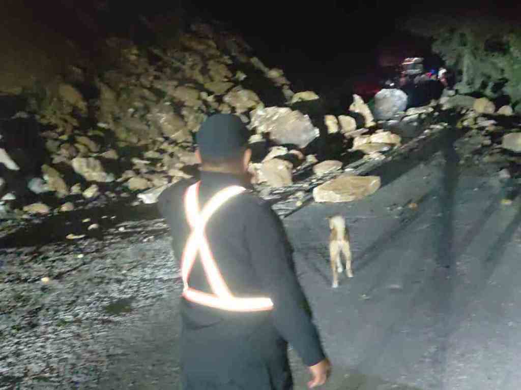 सुख्खा पहिरो खस्दा पृथ्वी राजमार्ग अबरुद्ध