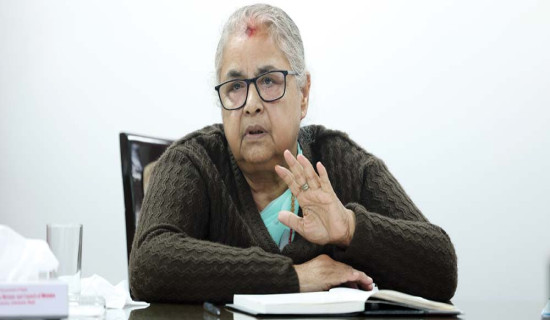 रारा तालमा डुङ्गा शयर गर्दै पर्यटक