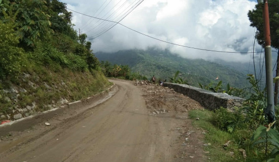 लोकमार्गको बिहुँ खण्ड अलपत्र : मङ्सिरदेखि ठप्पै पार्ने स्थानीयको चेतावनी