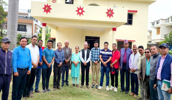 एमाले कार्यालय पुनर्निर्माण गर्न दश लाख सहयोग