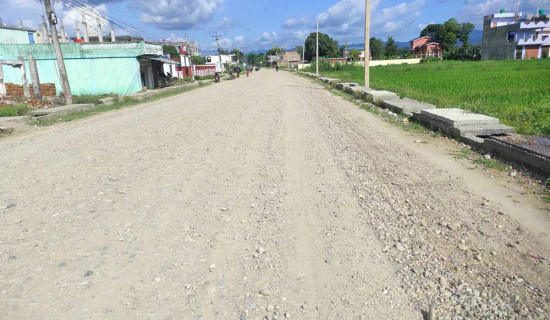 निर्माण व्यवसायीले काम नगर्दा सडक अलपत्र