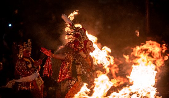 पूर्वराष्ट्रपति डा. यादवद्वारा धनुषामा मतदान