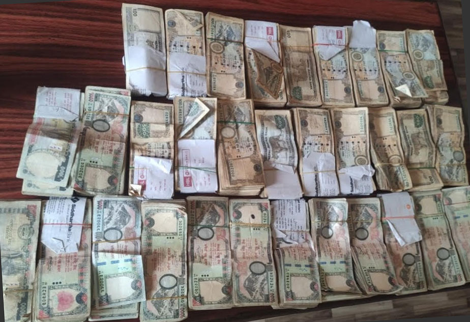 स्रोत नखुलेको २३ लाखसहित दुई जना पक्राउ