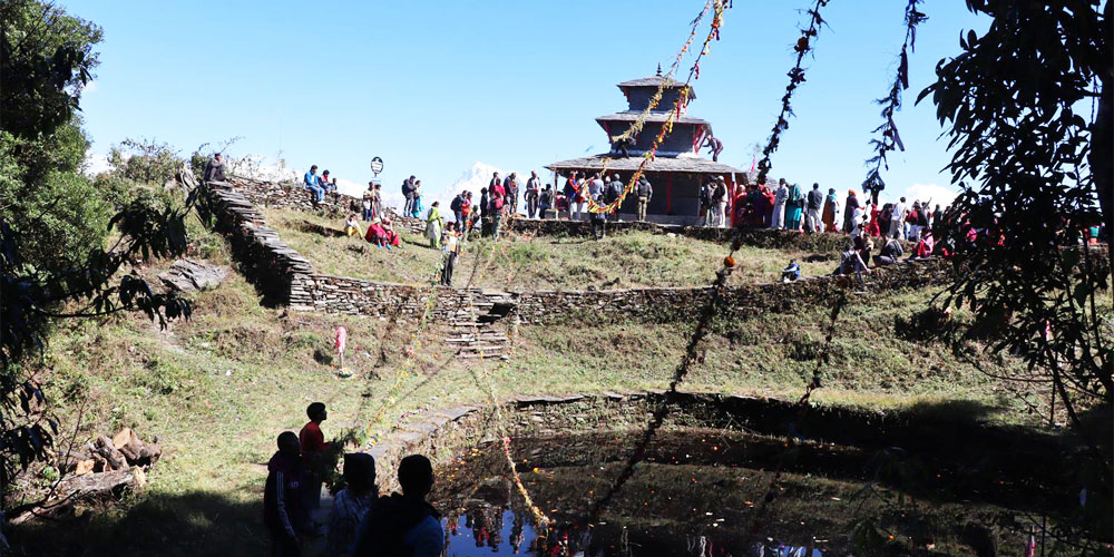 प्रकृतिलाई खुसी पार्न तोरन तार्ने चलन