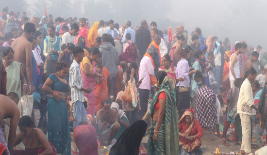 ऐतिहासिक र ठुलो रामघाट मेला भर्न श्रद्धालु भक्तजनको घुइँचाे