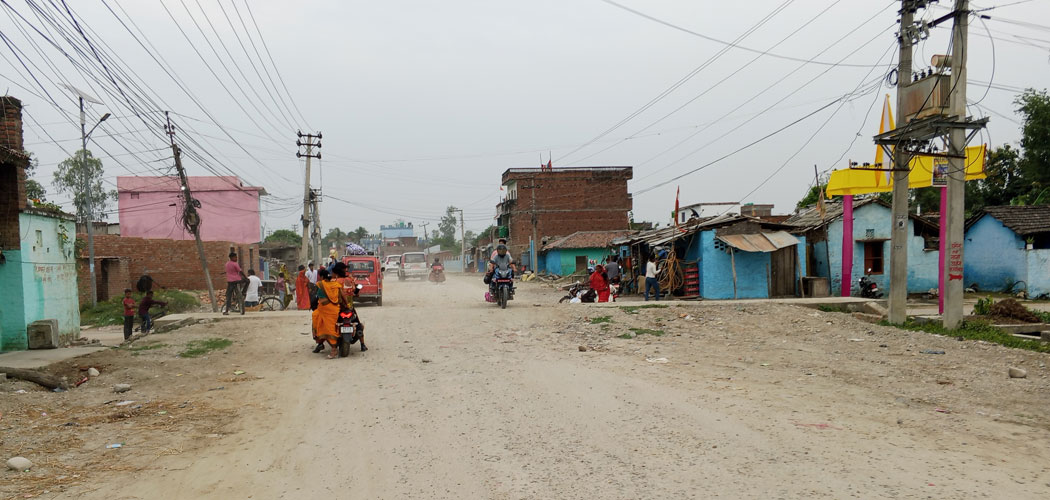 ठेकेदारको बदमासीले स्थानीयलाई सास्ती