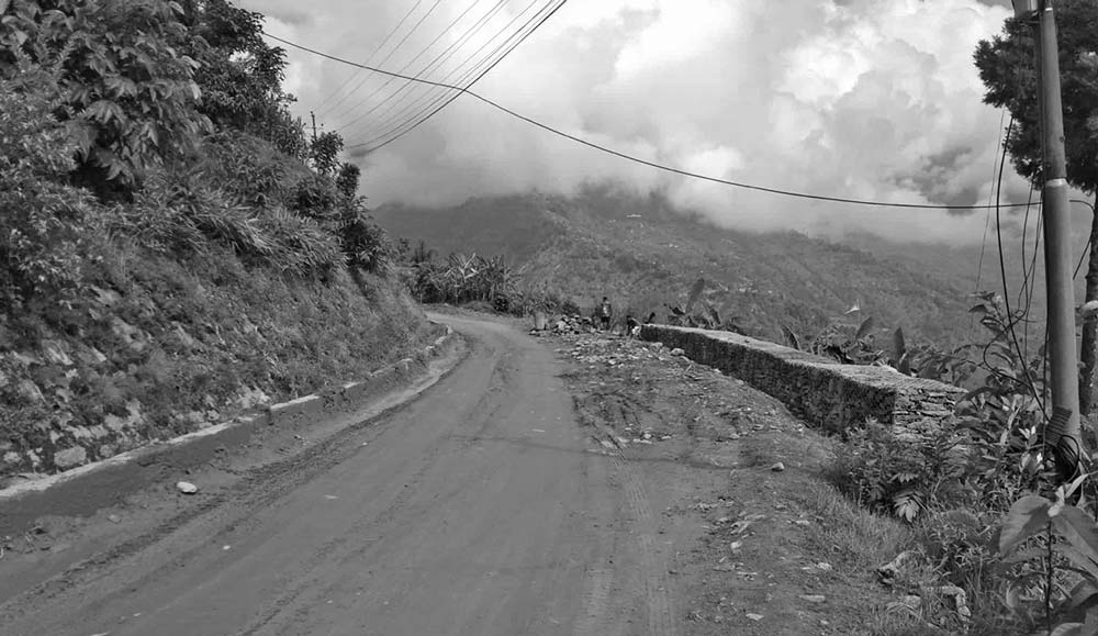 सडक कालोपत्रे नभएपछि स्थानीयको असन्तुष्टि