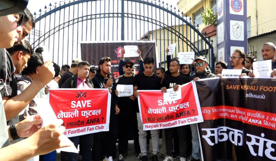‘ए’ डिभिजन लिगको माग गर्दै फुटबल खेलाडीद्वारा एन्फामा धर्ना