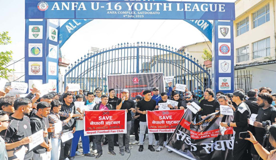 खेल्न नपाएपछि फुटबलर सडकमा