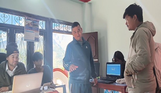 बीमा समस्या समाधान गर्ने मन्त्री गिरीको प्रतिबद्धता