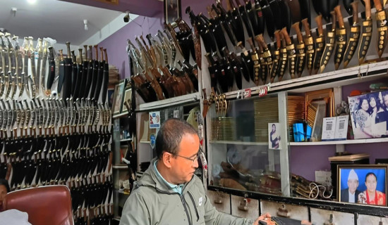 भोजपुरमा बन्छन् पाँच सयदेखि ५२ हजारसम्मका ‘भोजपुरे खुकुरी’