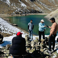 बिदामा आफैले उत्पादन गरेको तरकारी बेच्दै विद्यार्थी