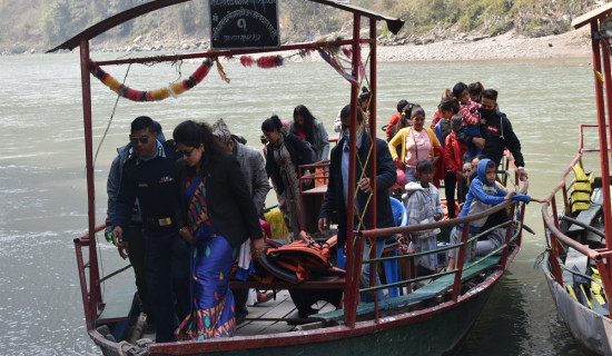 सडक सञ्जालले जोडिएपछि जल यातायात सङ्कटमा