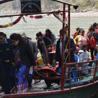 सडकमा स्थानीयद्वारा ढाट