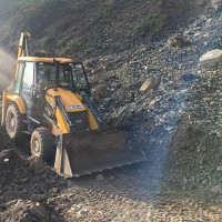 सडकमा स्थानीयद्वारा ढाट