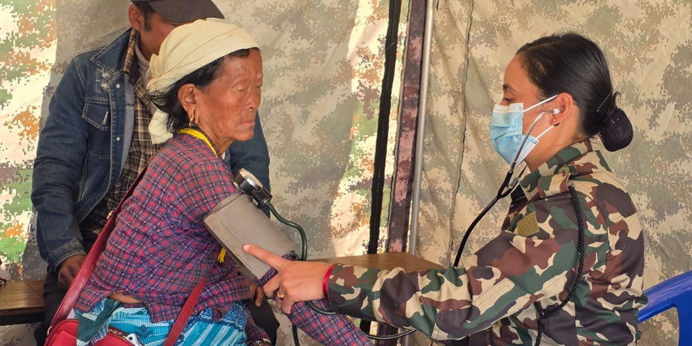 नेपाली सेनाको स्वास्थ्य शिविरबाट तीन सय बढीले लिए सेवा