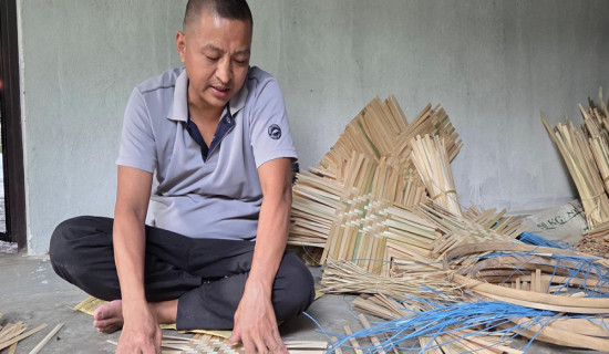 चोयाको नाङ्लो बुनेर जीविकोपार्जन