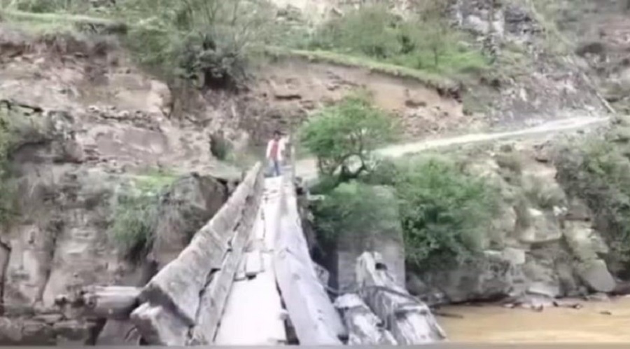 जीर्ण काठेपुलमा आवतजावत गर्न स्थानीय बाध्य