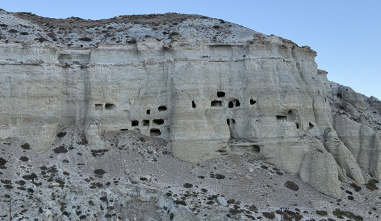 ओझेलमा मुस्ताङको पुराना गुफा