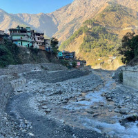 देवता रिसाउने डरले जीर्ण पुलबाटै जोखिमपूर्ण यात्रा गर्न बाध्य