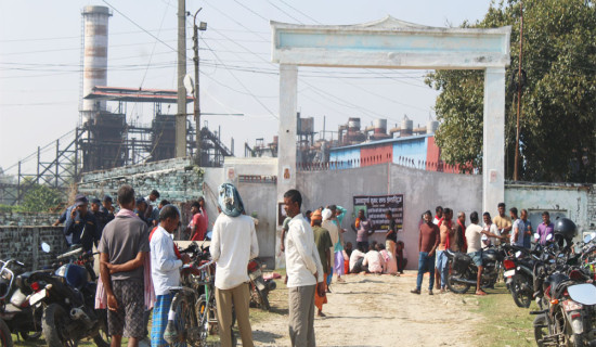 उखुको पुरानो बक्यौता रकम माग गर्दै किसान धर्नामा