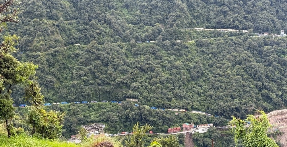 न्यालम भन्सारले जाँचपासमा ढिलाइ गर्दा छ सय कन्टेनर चीनतर्फै अड्किए