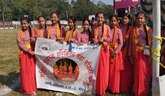 नयाँ पुस्तालाई सङ्गीनी सिकाउँदै आमाहरू