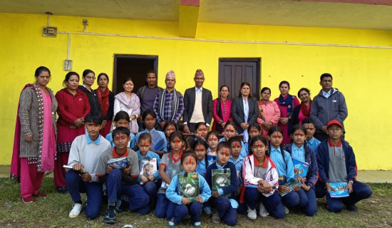 देउँसी भैलो खेलेर विद्यार्थीलाई शैक्षिक सामग्री सहयोग