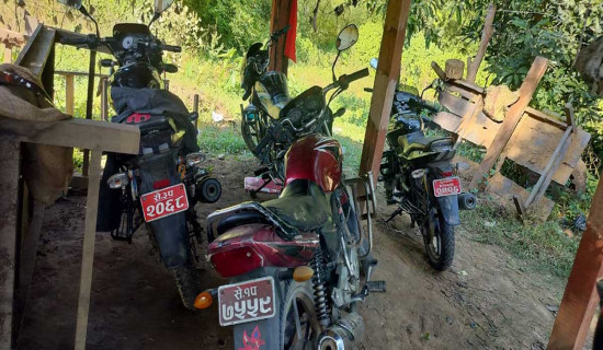 काठ तस्करीमा संलग्न एक जना पक्राउ, चार मोटरसाइकल बरामद