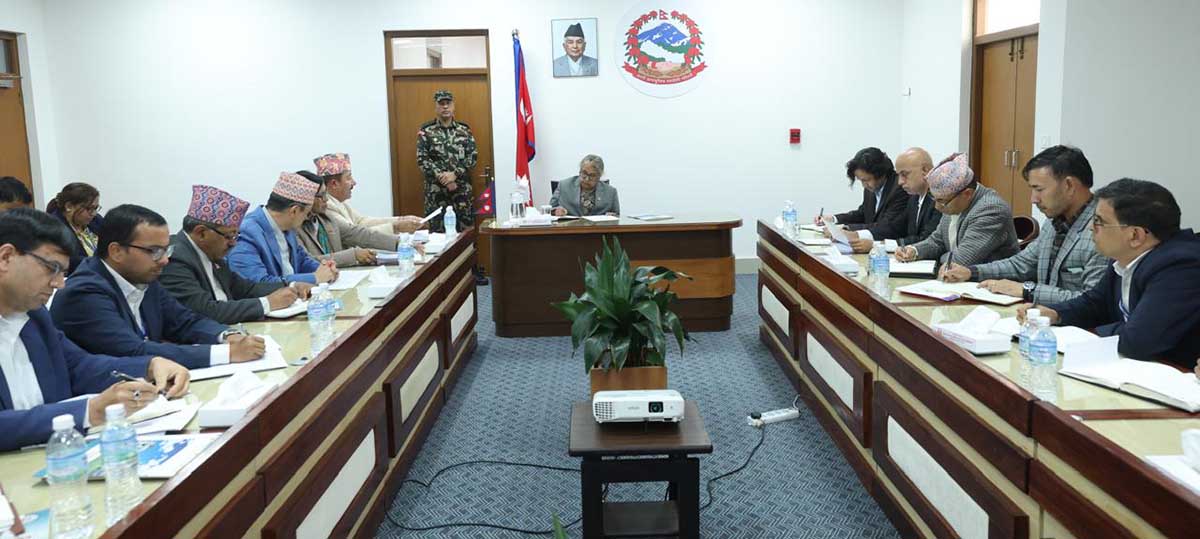 प्रधानमन्त्री कार्कीद्वारा निर्वाचन आयोगका पदाधिकारीसँग छलफल