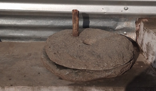 बाजुरामा लोप हुँदै परम्परागत जाँतो