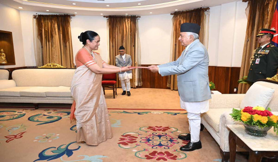 राष्ट्रपतिसमक्ष चार राजदूतद्वारा ओहोदाको प्रमाणपत्र पेस