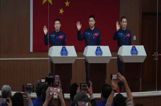 अन्तरिक्षमा भग्नावशेषले क्षतिग्रस्त यानपछि चिनियाँ अन्तरिक्ष यात्रीहरूको सुरक्षित फर्काइ