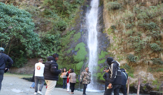 महभीर झरनामा रमाउँदै आन्तरिक पर्यटक
