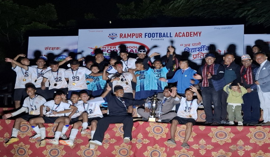 विद्यालय स्तरीय फुटबलको उपाधी रामपुर आवासीयलाई