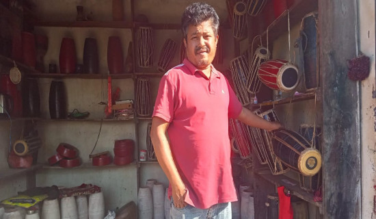 मादलको मधुर ताल ओझेलिँदै : हरिराम कुलुको ३५ वर्षे सीप सङ्कटमा