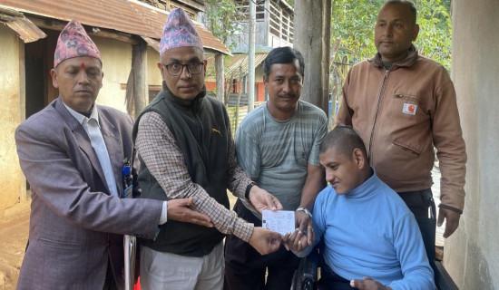 अशक्त युवा सन्तोषले पाए घरमै नागरिकता