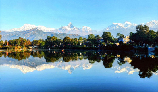 फेवाताल र माछापुच्छ्रे हिमाल