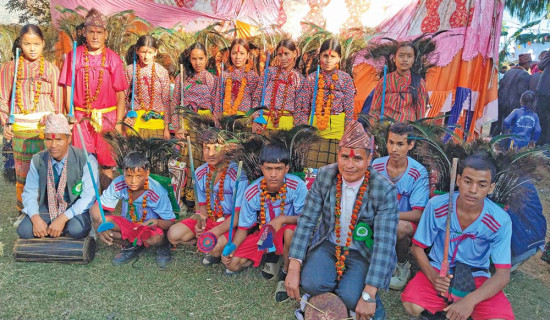 विद्यार्थीलाई मयूरनाचको तालिम