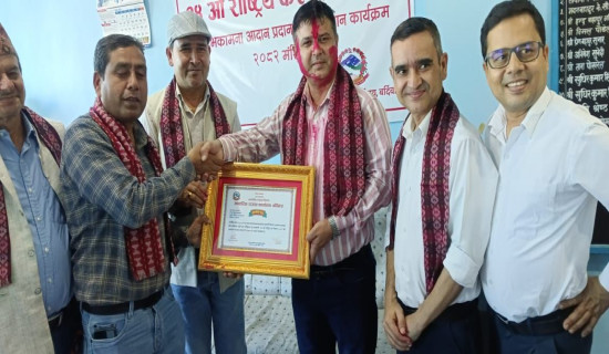 बर्दिवासका व्यापारी भण्डारी तेस्रो वर्ष पनि उत्कृष्ट करदाता सम्मान