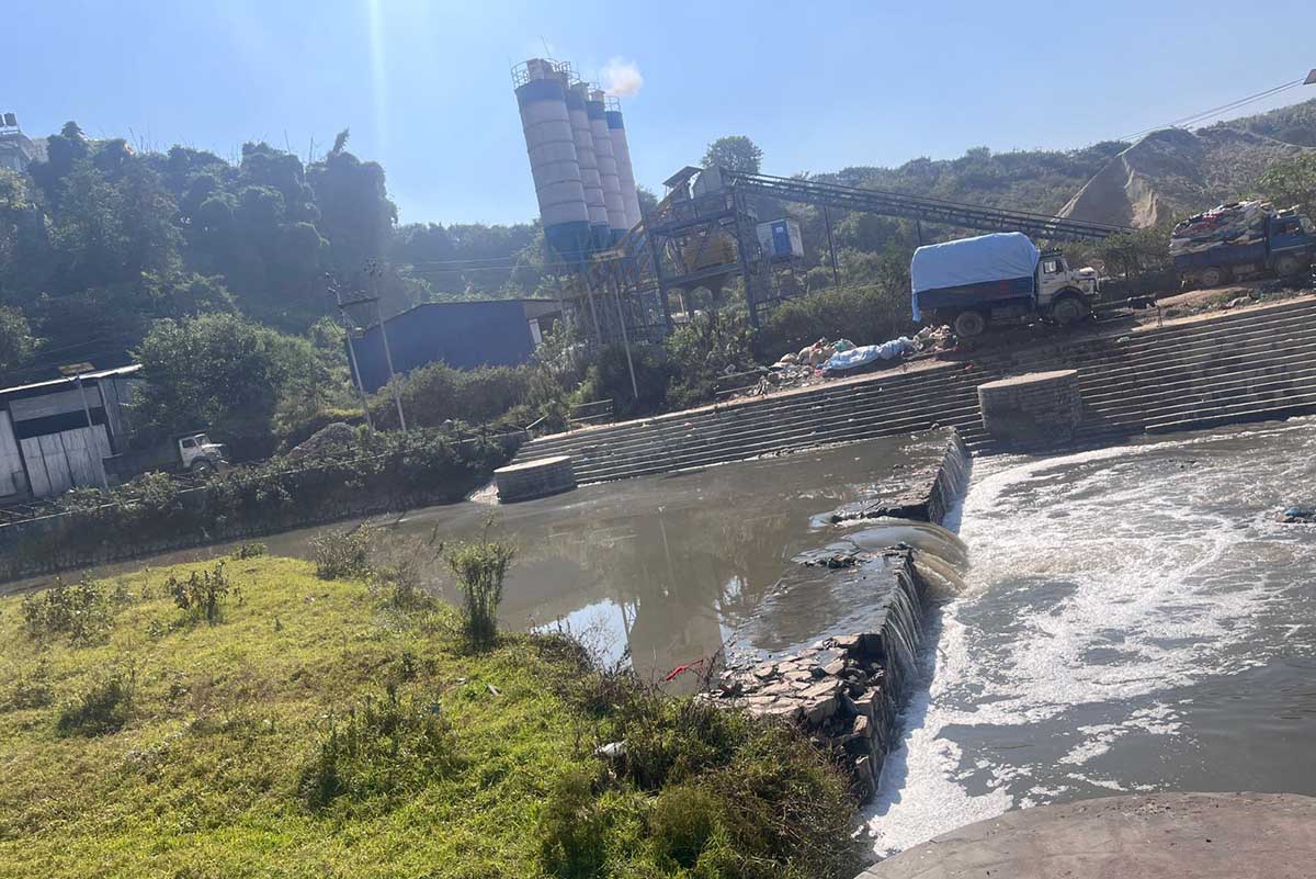 बागमती नदी किनारका बेवारिसे सवारी साधन हटाउन सुरु